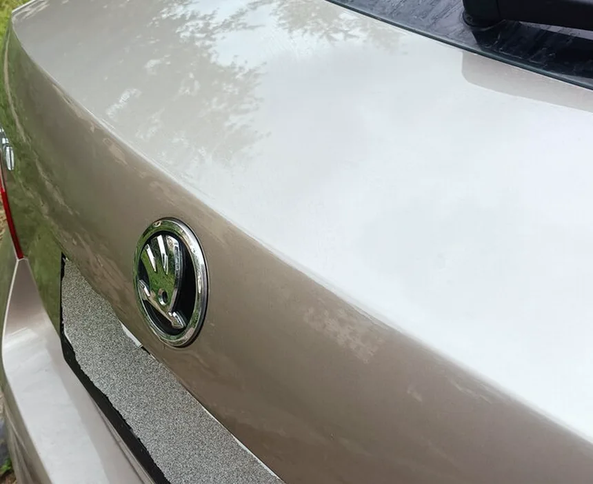 Крышка багажника Skoda после ремонта — ровная кромка без следов
