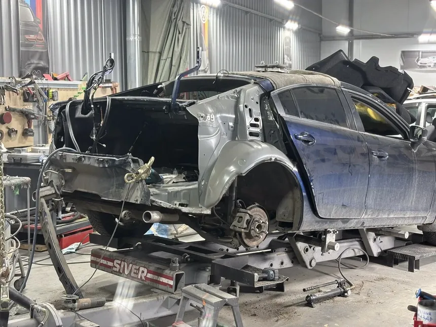 Кузов автомобиля закреплён на стапеле SIVER в цехе автосервиса АвтоСтарт